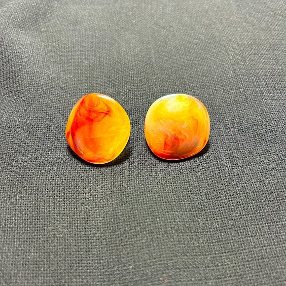 Vintage Jewelry - VTG Beautiful Amber Swirled Plastic Clip on earrings. Unbranded.
